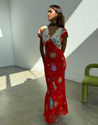 Never Fully Dressed Vestito lungo in raso con scollo a V e maniche con volant con stampa celestiale-Rosso