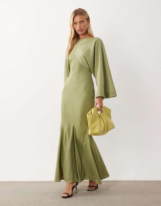 Asos vestito maxi con maniche a kimono a mantella, godet e dettaglio con laccetto con nappine in verde salvia