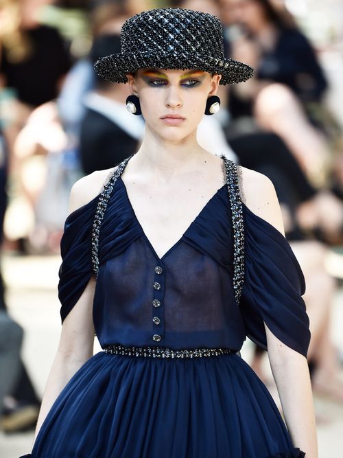 Come vestirsi in stile Chanel