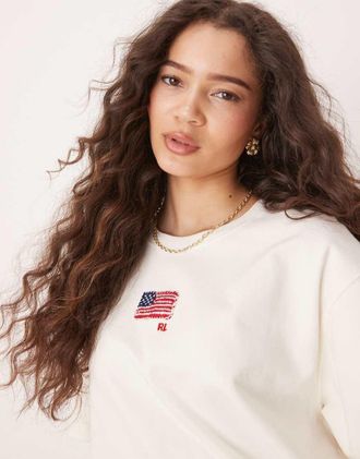 Polo Ralph Lauren T-shirt squadrata bianco sporco con stampa di bandiera