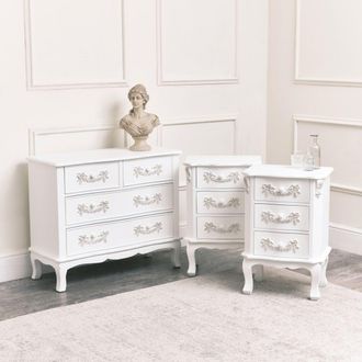 Melody Maison Antique White 4 Drawer Chest Of Drawer & Pair Of 3 Drawer Bedside Tables - Pays Blanc Range