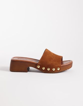 schuh Verity - Zoccoli in camoscio marrone con tacco e borchie