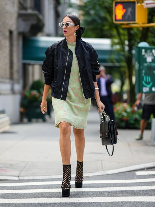Cooler Street Style Look mit einer Bomberjacke und Kleid auf der New York Fashion Week