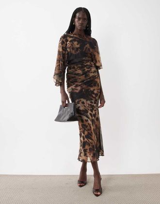 Asos vestito maxi in chiffon con maniche asimmetriche e stampa animalier scura-Multicolore