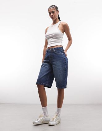 Liquor & Poker Jorts in denim lavaggio blu medio con ricamo sulla tasca posteriore