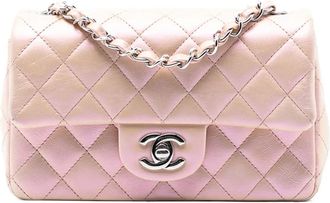 Chanel Borsa a tracolla mini in pelle di agnello iridescente con battente 2021-2025 - Rosa