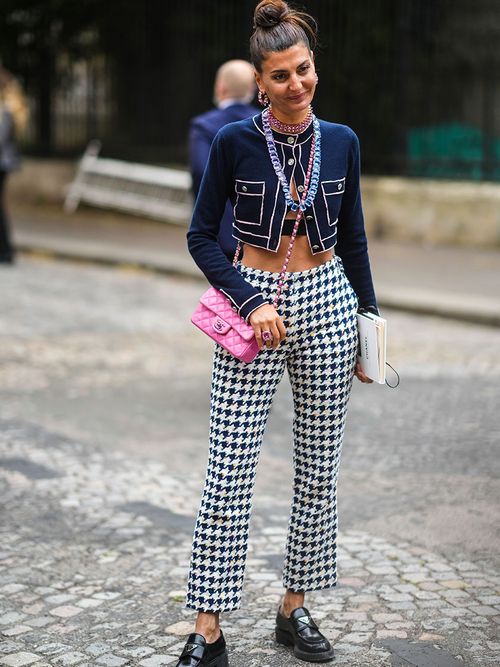 Streetstyle mit einer karierten Hose und einer cropped Weste zu Loafers.