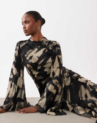Asos Vestito lungo accollato a maniche lunghe con godet con volant e maniche svasate con stampa monocromatica astratta-Multi