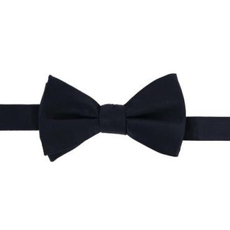 Trafalgar Store Sutton Solid Color Silk Self-Tie Bow Tie in Black at Nordstrom