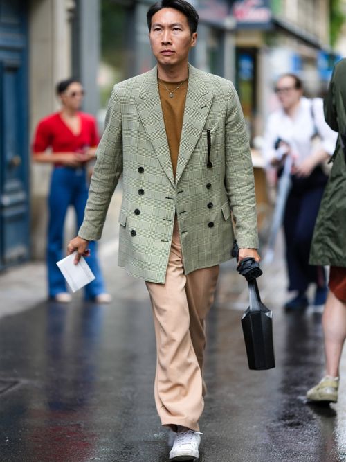 Ein Gast auf der Paris Fashion Week trägt ein Doppelreihigen Blazer als Übergangsjacke