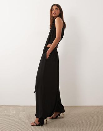 Asos ASOS X THE SOURCED COLLECTION - Pantaloni a palloncino in chiffon nero