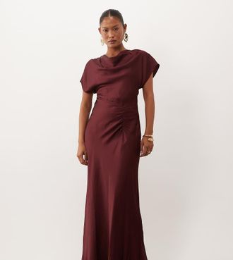 Forever New vestito lungo in raso con collo ad anello, dettaglio laterale arricciato e taglio sbieco, bordeaux-Rosso