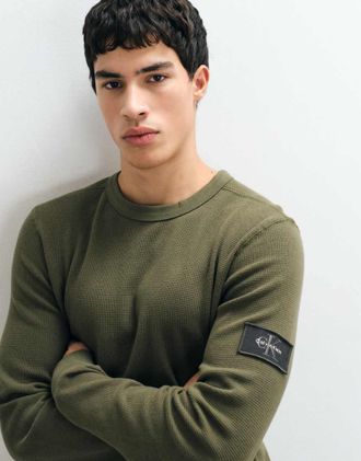 Calvin Klein Jeans t-shirt con badge in tessuto a nido dape, girocollo e a maniche lunghe, kaki-Verde