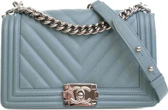 Chanel Borsa a tracolla Boy media in pelle Caviar con motivo chevron 2020 - Blu