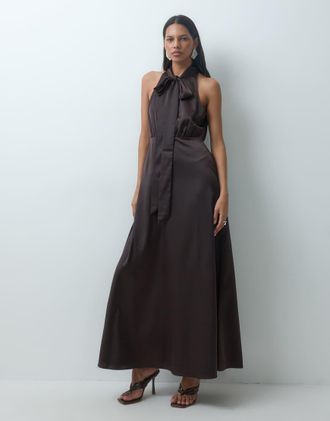 Vero Moda vestito maxi in raso con scollo allamericana e laccetto foulard, marrone cioccolato
