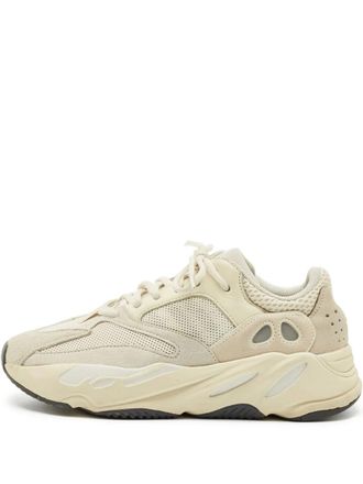 Yeezy by Kanye West Boost 700 su&egrave;de sneakers - Beige