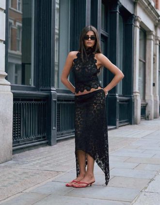 Lioness co-ord con gonna asimmetrica in pizzo trasparente con dettaglio floreale intricato nero