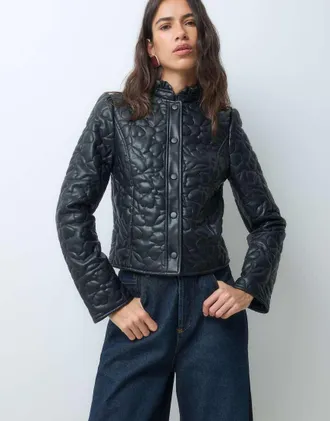 Miss Selfridge giacca trapuntata floreale effetto pelle con colletto a volant-Nero