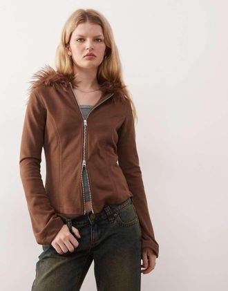 Monki Giacca in pelliccia sintetica marrone cioccolato con cappuccio e zip bidirezionale