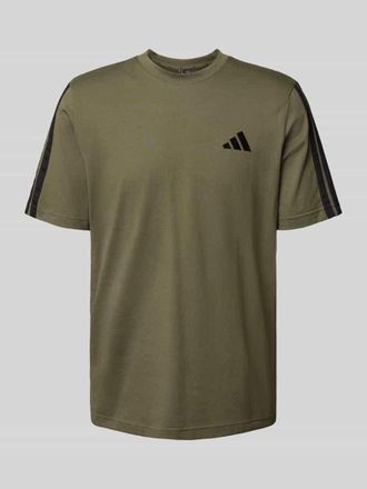 adidas T-Shirt mit Label-Stitching und Rundhalsausschnitt in Oliv, Gr&ouml;&szlig;e M