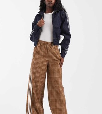 adidas Originals pantaloni della tuta a quadri marroni in esclusiva per ASOS-Marrone