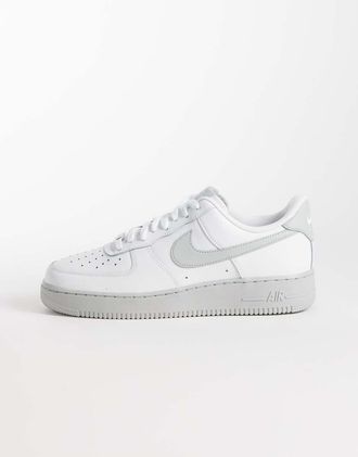 Nike Air Force 1 07 ESS - Sneakers bianche e grigie-Bianco