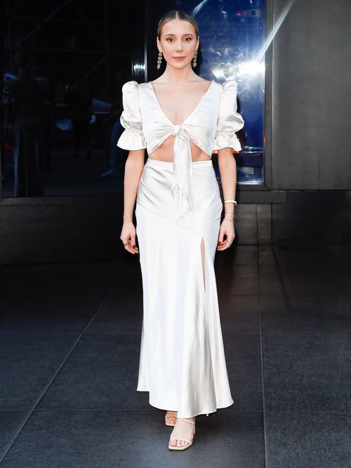 Courtney Lynn trägt ein cropped Oberteil aus Seide mit einem passendem fließenden Rock dazu in New York City.