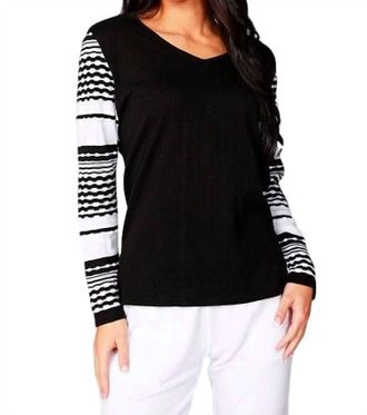 Angel Detailed Sleeve V-Neck Top In Black/white