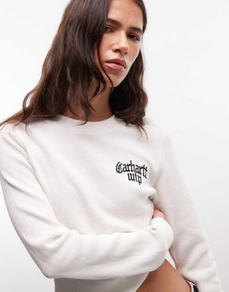 Carhartt Work in Progress T-shirt a maniche lunghe bianco sporco con logo Blackletter a nido dape