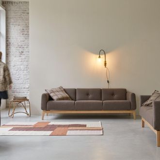 Tikamoon Sof&aacute; de roble macizo y tela color marr&oacute;n de 3 plazas