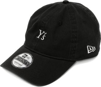 Yohji Yamamoto Pet met geborduurd logo - Zwart