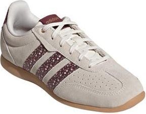 adidas Barreda Lo Sneaker in Off White/Maroon/Gum at Nordstrom Rack, Size 10.5