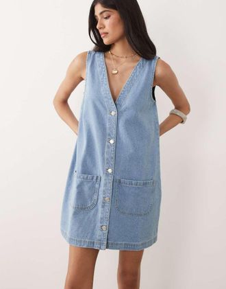 Miss Selfridge Vestito a trapezio in denim lavaggio azzurro con bottoni-Blu