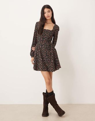 Glamorous Vestito corto a maniche lunghe con scollo quadrato nero a fiori rossi-Multicolore