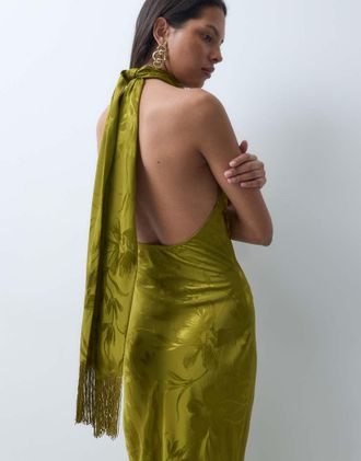 Asos vestito lungo satinato jacquard verde oliva allacciato al collo con foulard da collo con frange