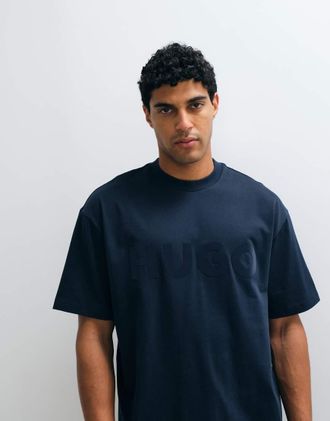 HUGO BOSS HUGO Red Dinkee co-ord con logo tono su tono vestibilit&agrave; oversize T-shirt navy-blu navy