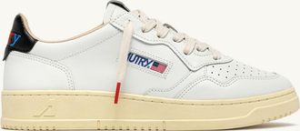 Autry MEDALIST LOW SNEAKERS IN WHITE AND BLACK LEATHER