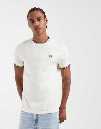 Fred Perry T-shirt &eacute;cru e cammello con doppia riga a contrasto-Bianco