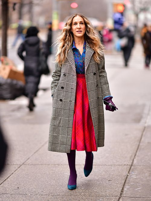 Naturlocken stylen und verstärken: Die 8 besten Tipps ✓ Locken wie Carrie Bradshaw ✓ Richtig pflegen, frisieren, trocknen und stylen ✓ – Alle Infos hier!