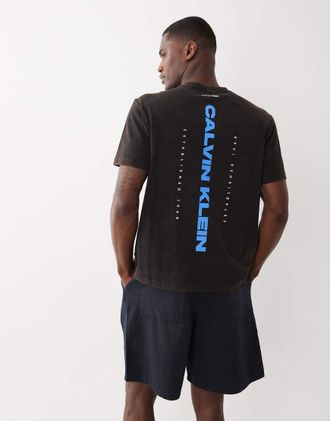 Calvin Klein Jeans T-shirt con stampa sul retro in nero slavato e blu