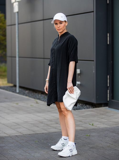 Inga Brauer in einem schwarzen Kleid und Sneakers in Düsseldorf.