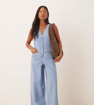 Asos Petite ASOS DESIGN Petite - Tuta jumpsuit senza maniche in denim lavaggio blu chiaro con allacciatura sul retro