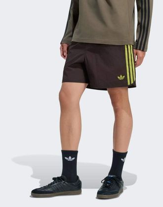 adidas Originals shorts Sprinter in aurora coffee / preloved lime-Marrone