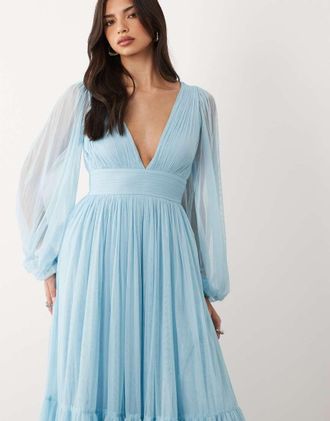 Lace & Beads Madison - Vestito lungo da damigella blu tenue con scollo profondo e maniche trasparenti