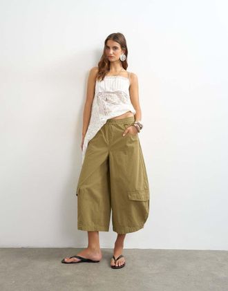 Topshop Pantaloni cargo kaki con ferro di cavallo-Verde