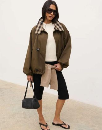 Pretty Lavish trench corto reversibile con collo alto, coulisse al fondo, marrone