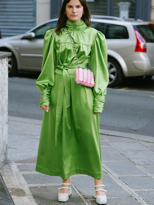 Streetstyle mit einem grünen Satinkleid und weißen Plateaushuhen.