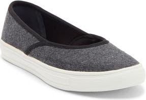 Fuchsia Crossover Sneaker Flat in Grey at Nordstrom Rack, Size 11