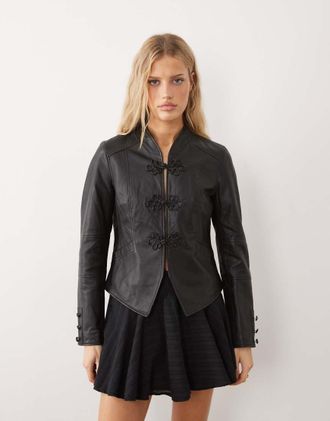 Urban Code Giacca aderente stile militare in pelle nera con alamari-Nero