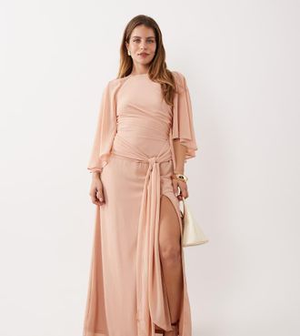 Tfnc Petite Vestito lungo da damigella a mantella in chiffon rosa con allacciatura sul davanti